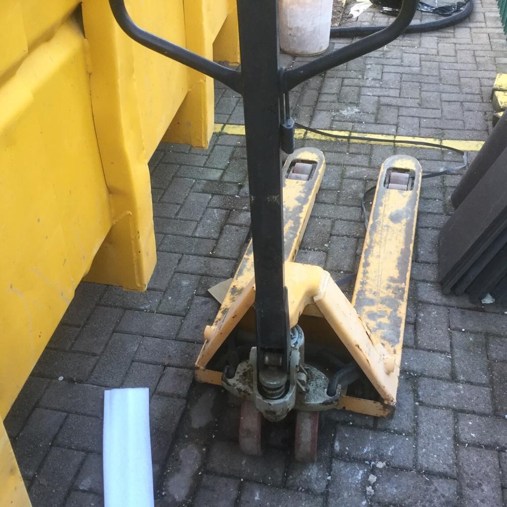 Pallet truck/lifter forklift in LE4 Leicester for £25.00 for sale Shpock
