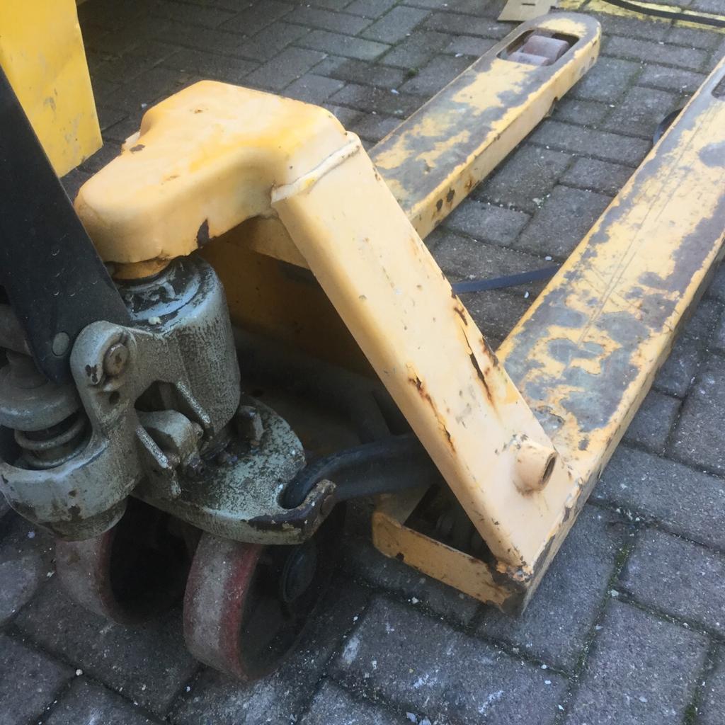 Pallet truck/lifter forklift in LE4 Leicester for £25.00 for sale Shpock
