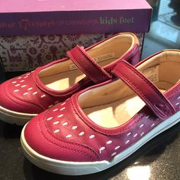 Clarks 
Pink leather girls shoes 
Size 8 1/2 Width F
Great condition 
Only worn a couple of times