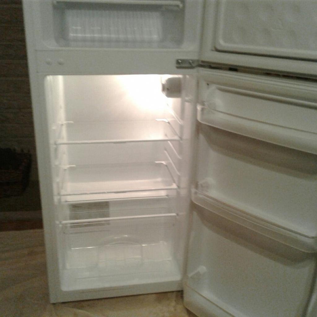 manual defrost freestanding white fridge in N9 Enfield für £ 80,00 zum