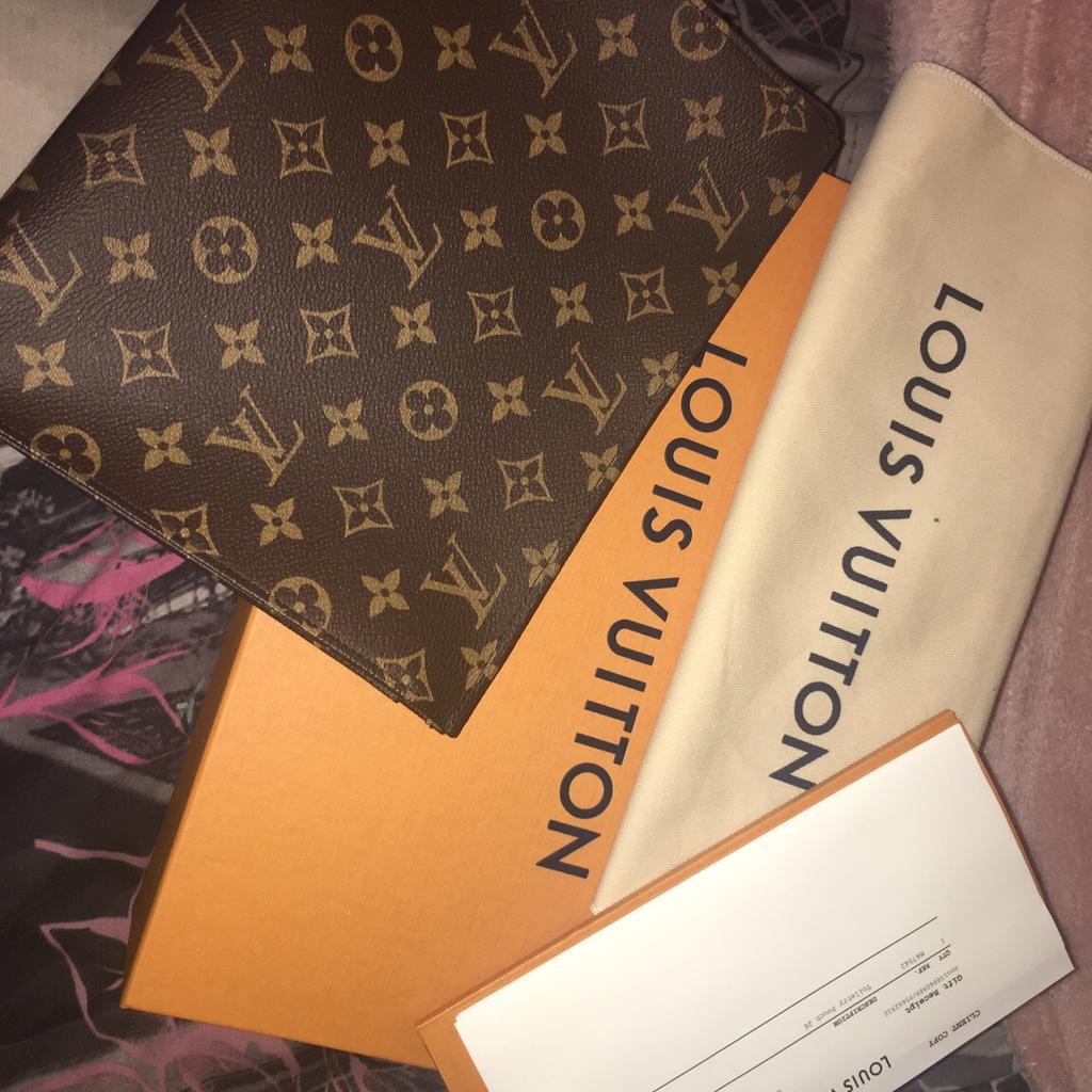 Lv toiletry best sale pouch 26 selfridges