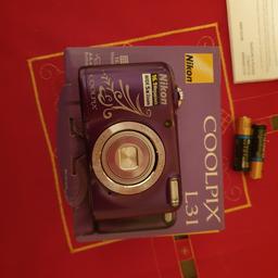 Causa inutilizzo, vendo fotocamera nikon coolpix l31, 16 megapixel, colore viola. Accesa solo per testarne il funzionamento. Alimentata con due pile stylo, comprese nella confezione.