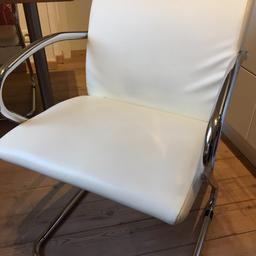 4 Stühle in Lederoptik für insgesamt 50€
Wie neu und leicht zu pflegen
Farbe: creme