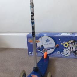 Blue micro scooter, in good conditions. Includes original box, instructions leaflet and key to adjust wheels.