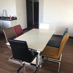 White gloss dining table + 6 multicoloured chairs. Chrome finish base and chrome finish chair legs.
Measurements: 160cm x 90cm and extends to 200cm x 90cm.

Selling because it doesn’t fit in my new living room.
delivery possible