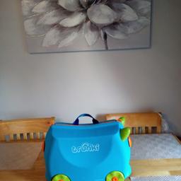 Ride on trunkie hard shell suitcase.
kids have hours of fun.
Only used once.
Comes from a smoke and pet free home.
Excellent condition.