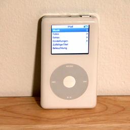 Dieser iPod Klassik läuft noch wunderbar - Akku hält. Er hat ein paar Kratzer, aber ansonsten läuft alles wunderbar. Es wurde zurückgesetzt und ist wie am ersten Tag.

Verkauf ohne Ladekabel