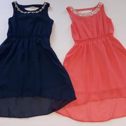 zwei schöne Mädchenkleider, 1x dunkelblau, 1x lachs/pink, von C&A kaum getrgen, fast wie neu...
je Kleid 7€
beide zusammen 13€