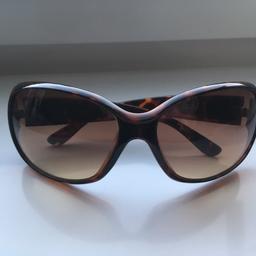 Schöne Sonnenbrille von Guess inklusive einem Etui ( Etui ist nicht von Guess )
Habe die Brille nur einmal getragen.

Bei Fragen einfach anschreiben :)

Versand zzgl Versandkosten 

Keine Rücknahme oder Garantie