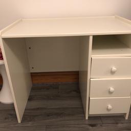 White desk
Needs a bit of tlc to the drawers
A few marks on the top but could be painted. 
90cm length 
75cm height 
53cm depth 

Cash on collection 

£30.00

From a smoke and dog free house