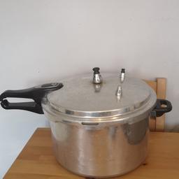 large pressure cooker, used but works perfectly, I think it's 7l ..massive
included is too racks and instructions

collection de24