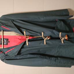 Regenjacke Trenchcoat für Herren.
Designed and made in England
Wir haben die Jacke in London gekauft, aber sie wurde nicht verwendet.