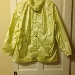 WOMENS RAINCOAT 
COLOUR YELLOW
PICTURE DOESN'T DO MUCH JUSTICE LOOKS NICER ON THEN OFF 
NEVER WORN BUT DOES NOT HAVE TAGS 
SIZE 16