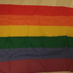 Verkaufe diese Pride flagge :) im sehr guten zustand. dazu verschenke ich diese regenbogen tattoos ☺️ preis + 1.45€ versandkosten