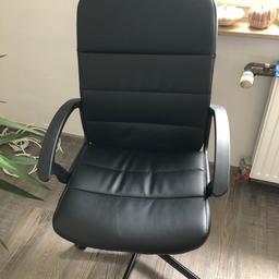 Verkaufe den Büroschreibstuhl von Ikea. Der Stuhl ist aus schwarzem Leder und hat keine Gebrauchsspuren. Neupreis lag bei 50€. Preis ist Verhandlungsbasis.