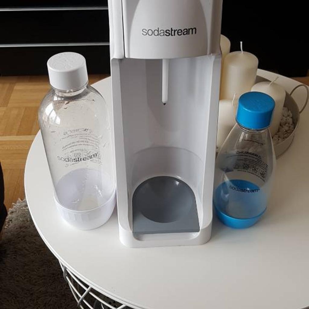sodastream Wassersprudler mit zwei Flaschen in 81675 München für € 35