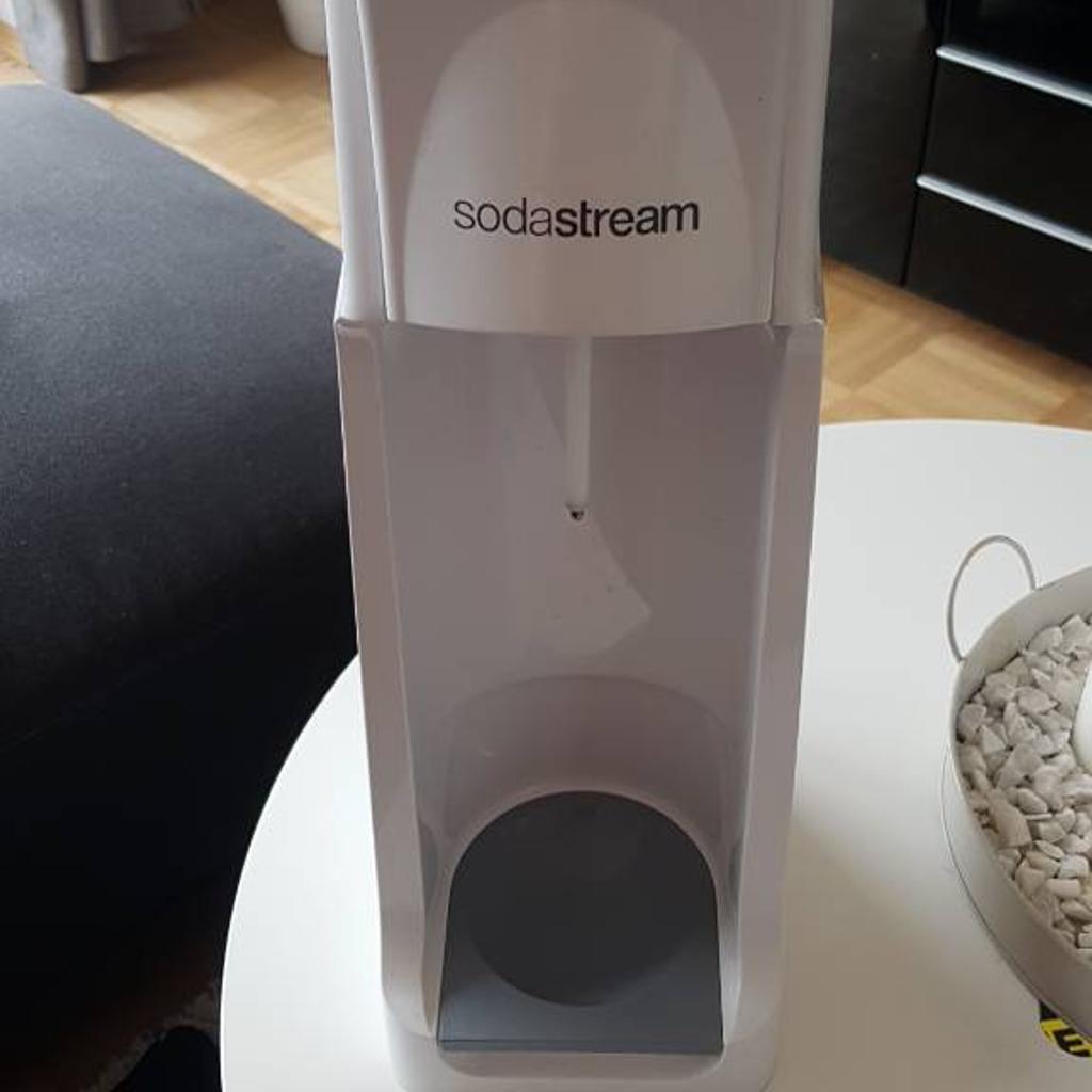 sodastream Wassersprudler mit zwei Flaschen in 81675 München für € 35