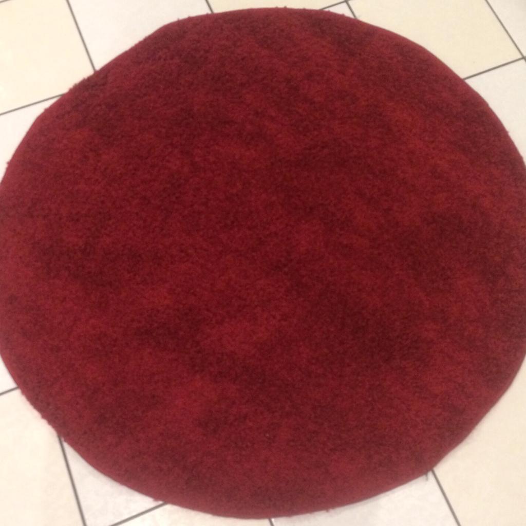 Round rug red shaggy pile 120 X 120cm in WV14 Walsall für £ 18,00 zum