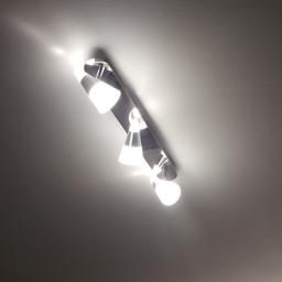 vendo lampadario applique con base in acciaio i faretti si possono  spostare la luce é a led colore bianco ottimo stato