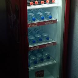 verkaufe funktionierenden orginalen Coca Cola Kühlschrank.
Masse    160 / 60 / 50  cm. 