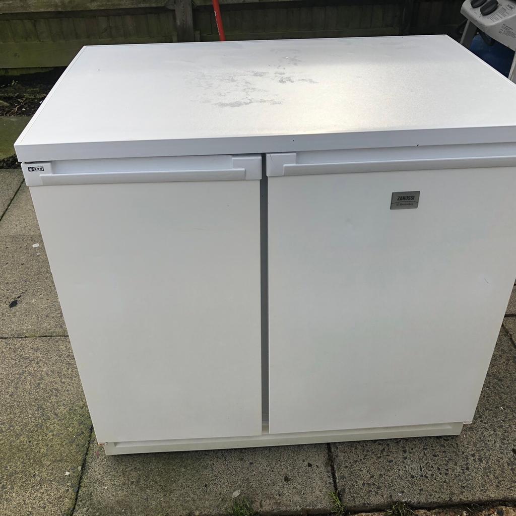 Undercounter fridge freezer in TN23 Ashford für gratis zum Verkauf