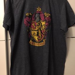 verkaufe dieses Harry Potter Gryffindor T-shirt. wurde schon getragen, ist aber im guten zustand :) preis + 1,45€ versand
