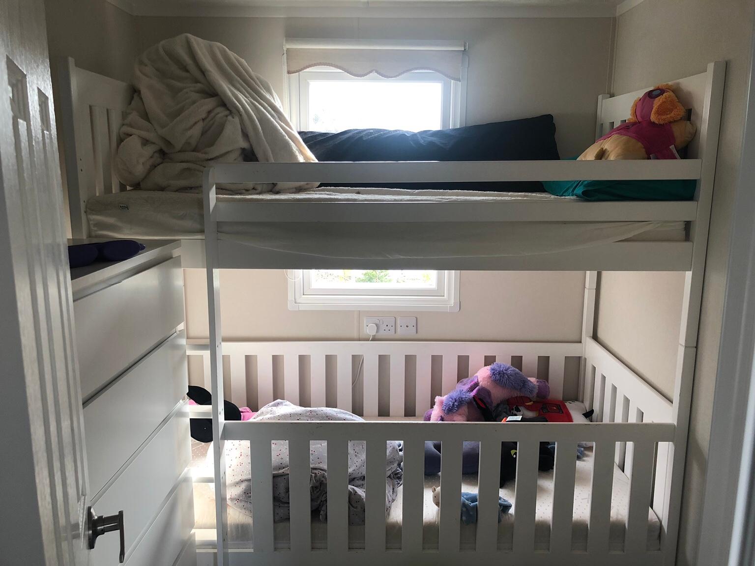 Solid white bunk bed with cot in Basildon für 150,00 £ zum Verkauf
