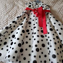 lovely little girls dress age 3/4years only been one wons very good condition
 pick up only no pay pal