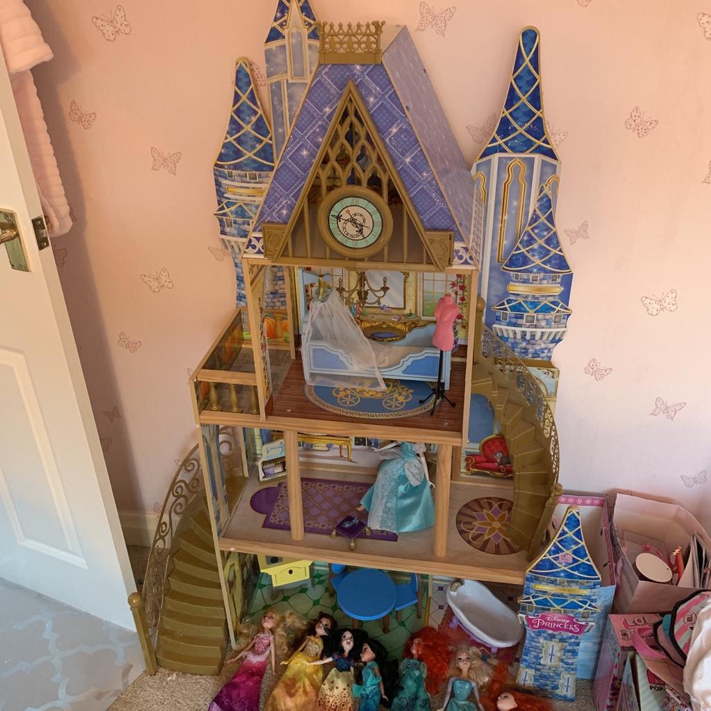 Disney Doll House and Dolls in St Helens für £ 20,00 zum Verkauf