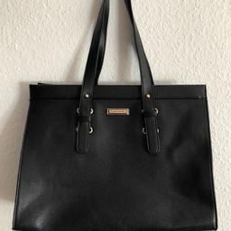 Schwarze Kunstleder Damenhandtasche von Tahari abzugeben. Die Tasche ist 36 x 29 x 15 cm groß.
Die Tasche besitzt im Innenraum mehrere kleine Fächer. Die Tasche ist nahezu ungetragen.
Zzgl. Versand