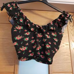 black and floral crop top size 6 excellent condition