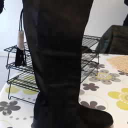 Brand new not worn unwanted gift
black suede knee high boots with stretch material to go round calf.
