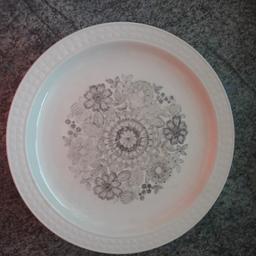 10 Teller mit Muster
5 große weiße Teller
5 Suppenteller
Zustand: gebraucht
Selbstabholung 1210 Wien