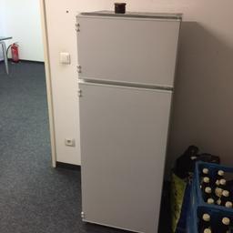 Oberes Teil Gefrierschrank
Unten Kühlschrank 
Ohne Türfront , kann auch eingebaut werden 
1jahr alt , topp Zustand