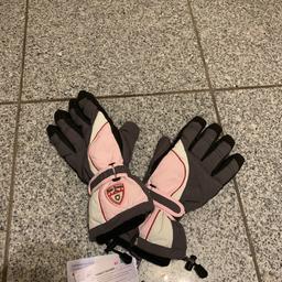 Hallo liebe Skibegeisterte! Ich biete hier neue, superwarme Skihandschuhe von TCM (von Tchibo, tolle Qualität) „Polar Dreams“ in einem geschmackvollem Design mit zartem Rose, weiß und grau (siehe Bilder). Es sind Damenhandschuhe. 
Ich habe sie mir neu gekauft, leider habe ich sehr kleine und zierliche Hände und mir ist sogar Gr. 7 zu groß. Ich könnte heulen. Es sind wirklich tolle Handschuhe und für meinen Kleiderschrank viel zu schade. Das ist Eure Chance 😉👍
Versand ist möglich.
