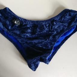 Ich verkaufe diese ungetragene, neue RAD Poledance Shorts in tiefblau. Modell: Peru Velvet 
Größe L
Material: Samt; sehr elastisch