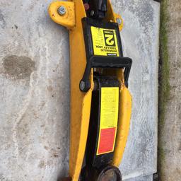 Halfords 2 ton hydraulic trolley jack and a set of 2 adjustable axle stands