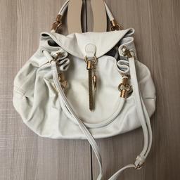 Vendo bellissima borsa Liu Jo originale bianca, nessun segno di usura è molto capiente.
Per altre foto non esitate a chiedere.
