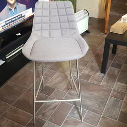 BRAND NEW rrp 79.99
Just assembled for pics
Padded cloth seat which cover is removaable for washing. its a good height not too tall. ergonomic kitchen breakfast bar stool tall chair
half price