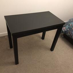Extendable table. Color dark brown (looks almost black). It has some scratches.

Size closed: 50x70x74
Size opened: 108x50x74



Home collection only.