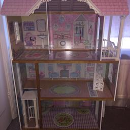 Barbie sized dolls house.
In good, used condition.
Comes with a bag of furniture.
Only selling due to needing the space.
From a smoke and pet-free home