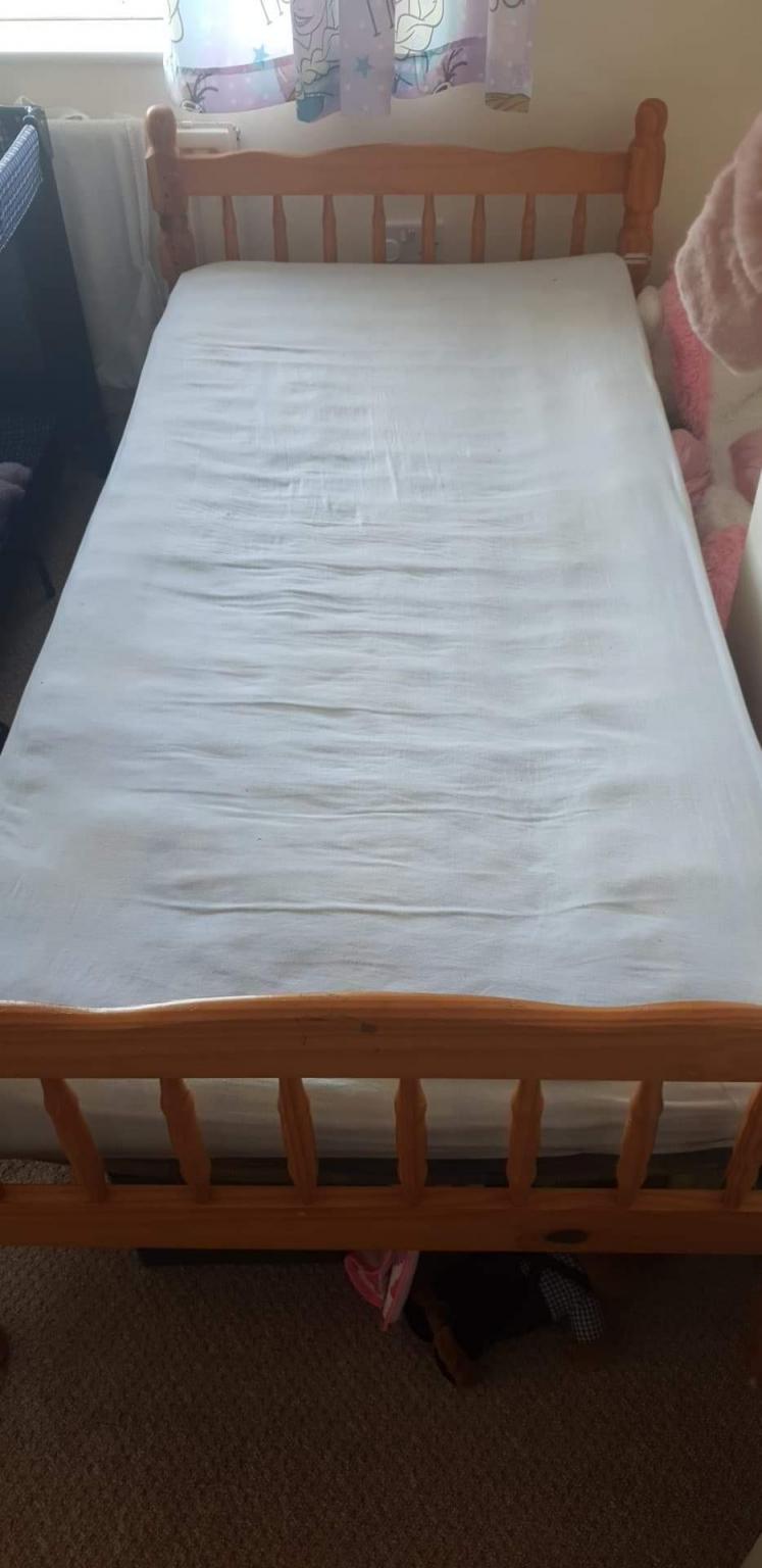Single pine bad and mattress in Doncaster für £ 40,00 zum Verkauf