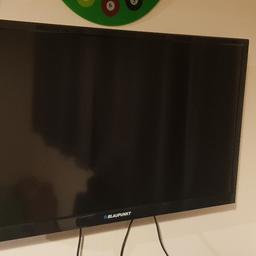 32" tv with remote , no stand .
works fine 

collection only.