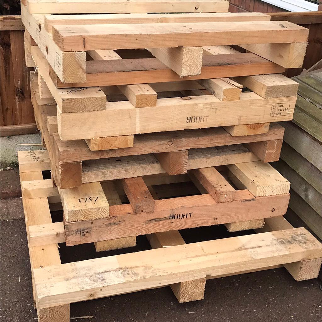 LARGE CHUNKY WOODEN PALLETS DIY PROJECTS ETC in CH63 Wirral für 5,00