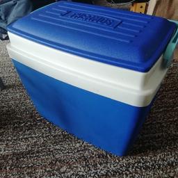 Thermos blue cooler box with lid that turns into a useful cup tray! Keeps food cool when ice blocks are used. Approximately 40cm in height. Handle locks lid in place during car journeys. Great for those picnics during the warmer weather.