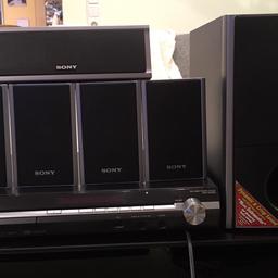 Verkaufen unsere Heimkino Stereoanlage von Sony in schwarz. 5 kleine Boxen und ein Subwoofer gehören dazu. 

Infos über die Anlage kann man sich holen, wenn man den Namen in Suchmaschinen eingibt ;) 
Eine Bedienungsanleitung haben wir leider nicht mehr.

Privatverkauf, keine Rücknahme. 
Versand möglich, Portokosten trägt der Käufer!