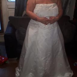 wedding dress size 26 is too big for me it's clean but maybe could do with a dry cleaning to xx 200 ono pick up only