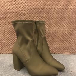 Never worn sock boots
3.5 inch heels
Colour: khaki
size: UK 4
Not with the box
Originally retailing at 40