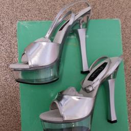 Brand new in box size 4 high heel sandles with tie round ankle strap. Clear platform and also a bit on the heel x

Collection from Wanstead, 2mins from the central line x also happy to post for additional £2.95 x

Any questions please ask x also check out my other items as having a massive clear out x

Many thanks x