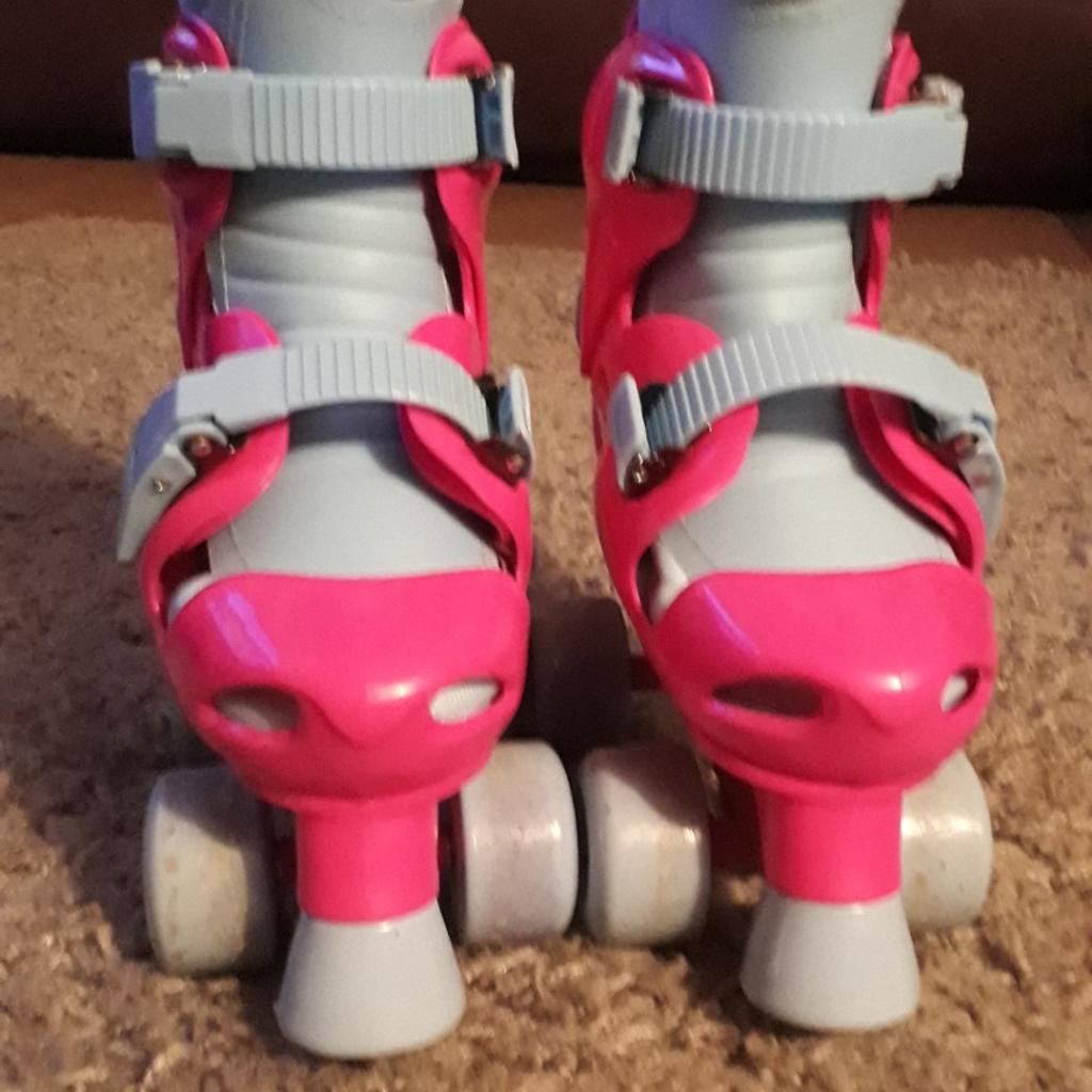 Pink and blue little girl roller skates
Easily adjustable to fit shoe size
J13-2 can fit a little girl age 5 to 6 yr old
been worn a couple of times but still in good condition..⛸⛸